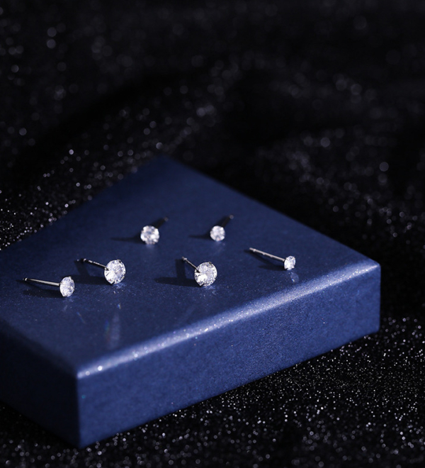 S999純銀｜閃耀四爪鋯石耳環