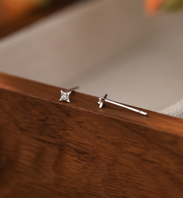 S999純銀｜精緻星閃耳環