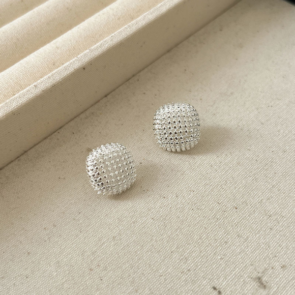 金屬感圓球耳環